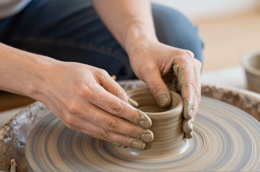 Mains modelant l'argile lors d'une seance d'art-therapie pour liberer les tensions du stress