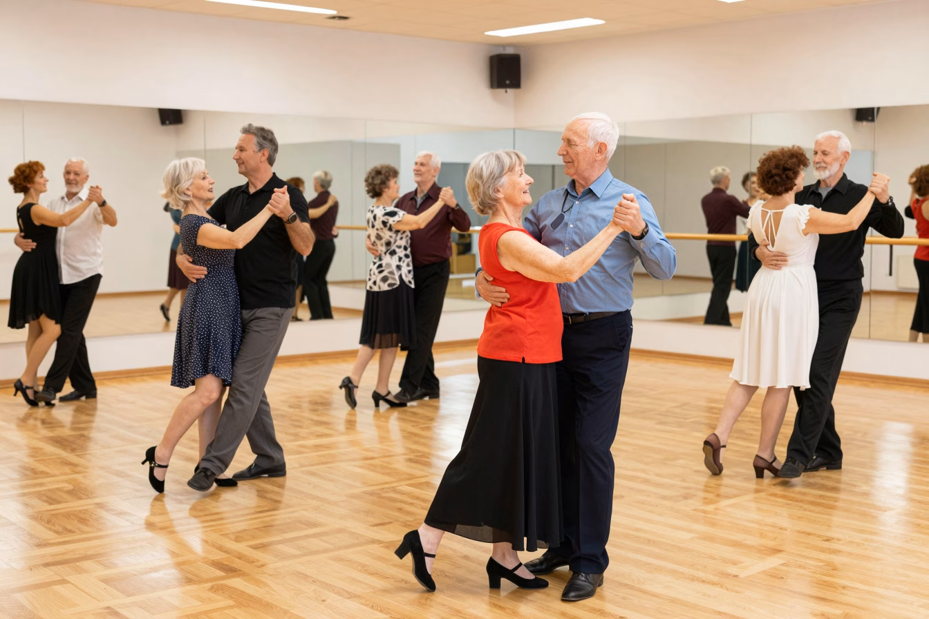 Cours collectif de danse de salon pour seniors dans un studio lumineux