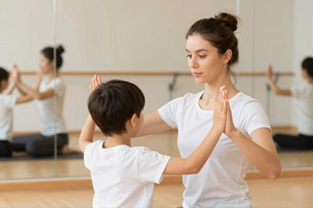 Thérapeute en danse-thérapie effectuant un exercice de miroir avec enfant autiste pour favoriser la communication non-verbale