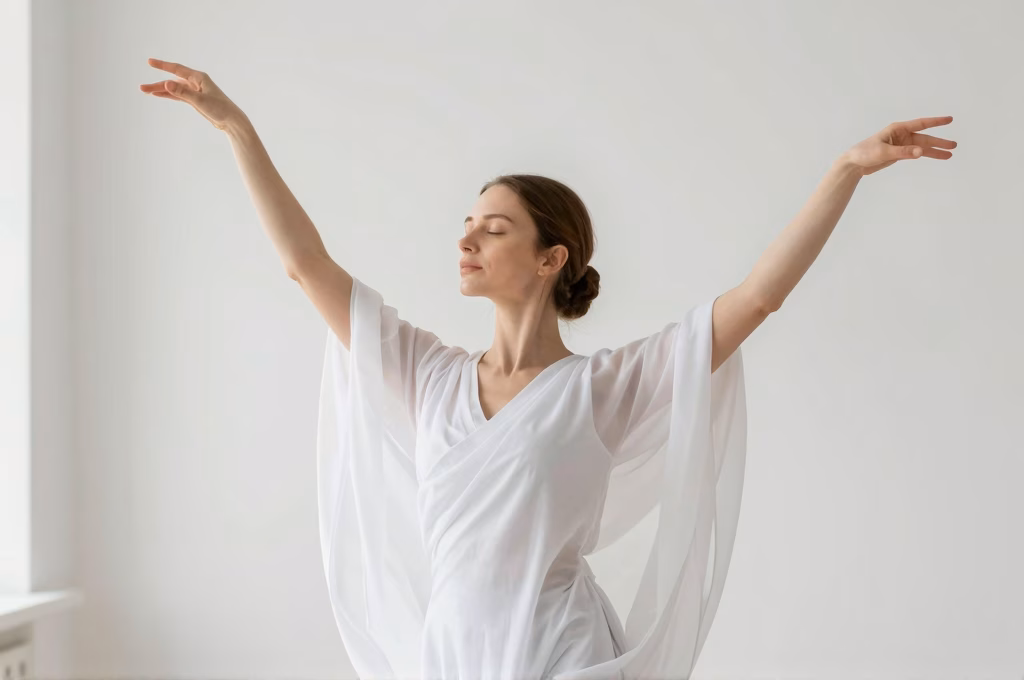 Femme en méditation dansée les yeux fermés, bras levés dans une posture de paix intérieure