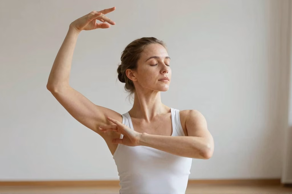 Mouvement méditatif doux en danse-thérapie : femme en pleine conscience corporelle dans un studio zen