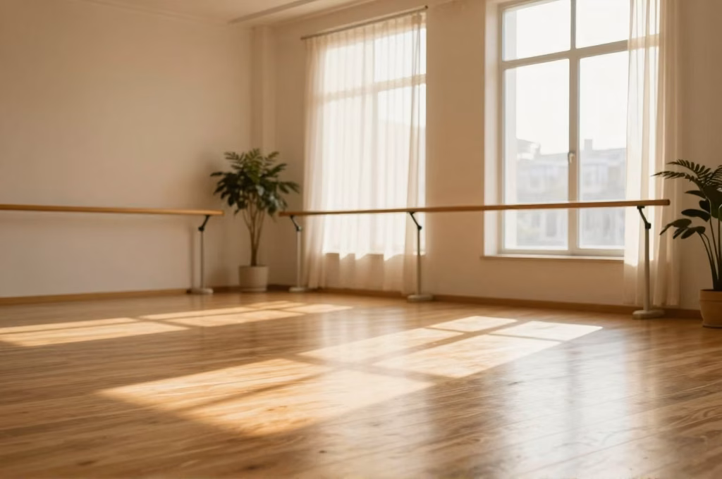 Studio de danse-therapie baigne de lumiere naturelle, espace serein pour seances therapeutiques