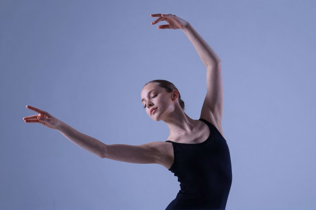 Jeune fille executant un mouvement de danse gracieux pour evacuer le stress