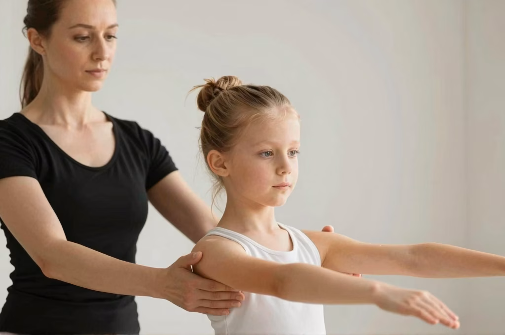 Enfant concentré en train de réaliser un exercice de danse-thérapie guidé par son thérapeute