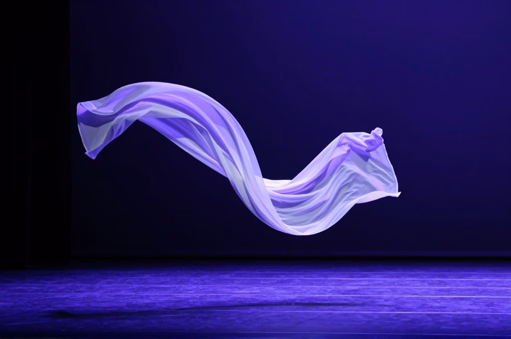 Danse contemporaine avec jeu de lumieres theatrales sur scene professionnelle