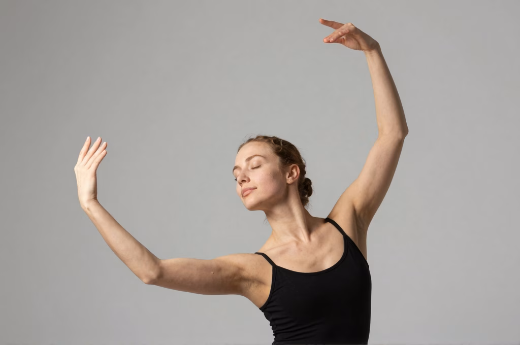 Femme dansant les yeux fermés dans un mouvement de libération émotionnelle