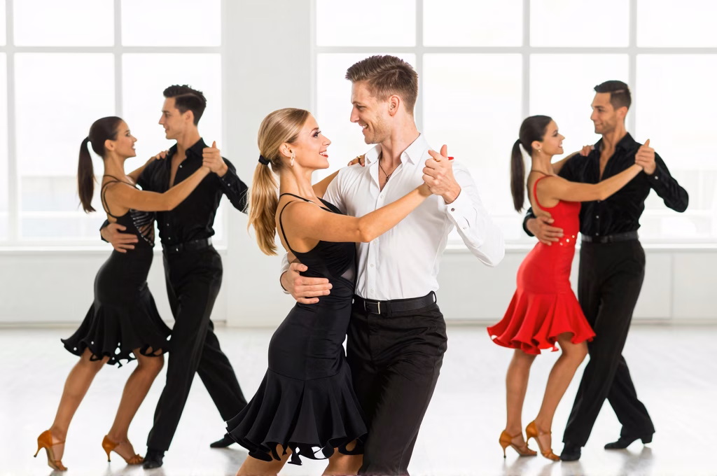 Groupe de danseurs européens pratiquant ensemble les danses latines dans un studio convivial